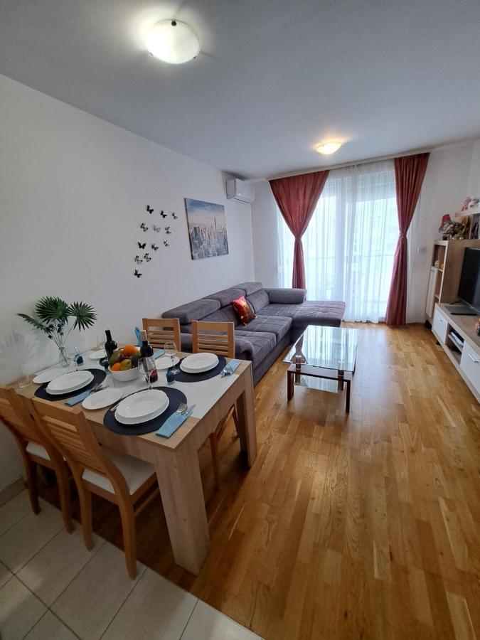 Mariposa, Apartment With Balcony, Private Parking In The Garage, Near The Biggest Shopping Center Mall Of Split Exterior foto