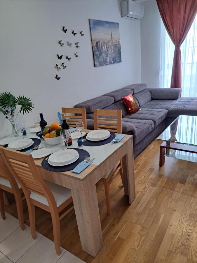Mariposa, Apartment With Balcony, Private Parking In The Garage, Near The Biggest Shopping Center Mall Of Split Exterior foto