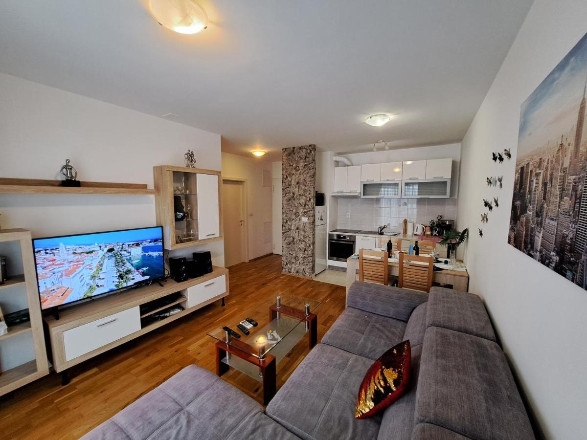 Mariposa, Apartment With Balcony, Private Parking In The Garage, Near The Biggest Shopping Center Mall Of Split Exterior foto